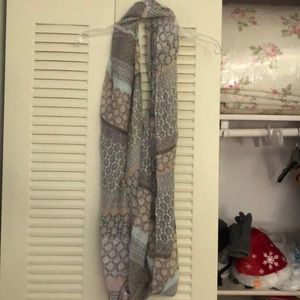 Gray multi-patterned scarf